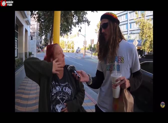 Video :A drug user is roughed up after interfering with a group of skateboarders